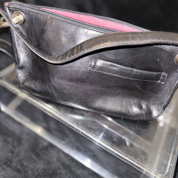 HOBO Black Leather Shoulder Bag with Pink Interior - Picture 1 of 16